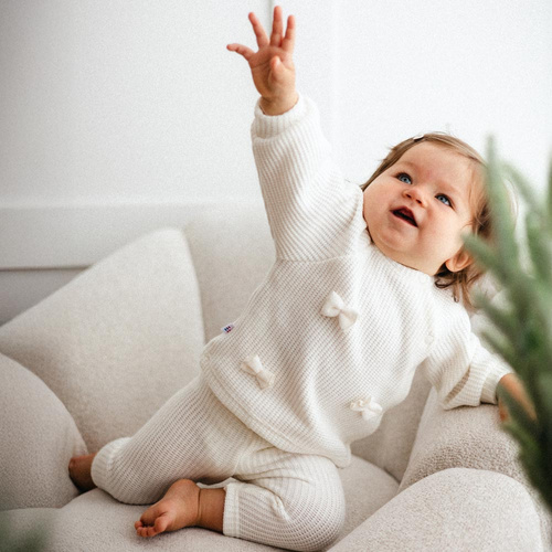 Fluffy Tails Eevi- maglione ecru per bambina con fiocchi e nervature