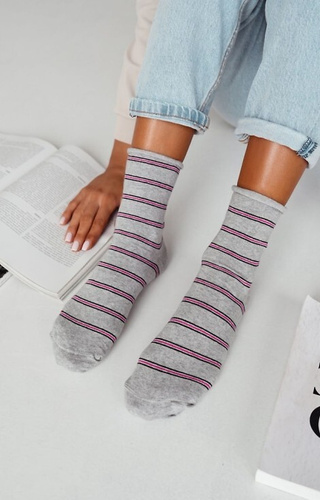 0200-162 Calzini da donna a righe sottili Milena grigio - cotone e stile