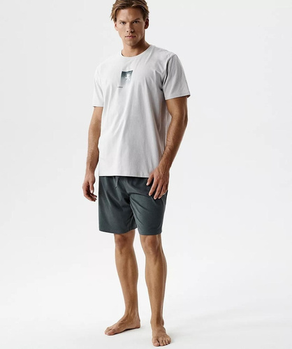 Pigiama uomo estivo in 100% cotone con morbido effetto peach. T-shirt a manica corta con scollo rotondo e pantaloncini ampi con vita regolabile e tasche. Ideale per dormire e rilassarsi a casa. Acquista online.