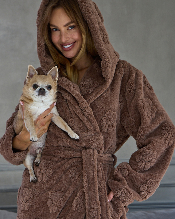 L&L Fibi 2635 Accappatoio donna lungo con cappuccio morbido impronte di zampe di cane - cioccolato
