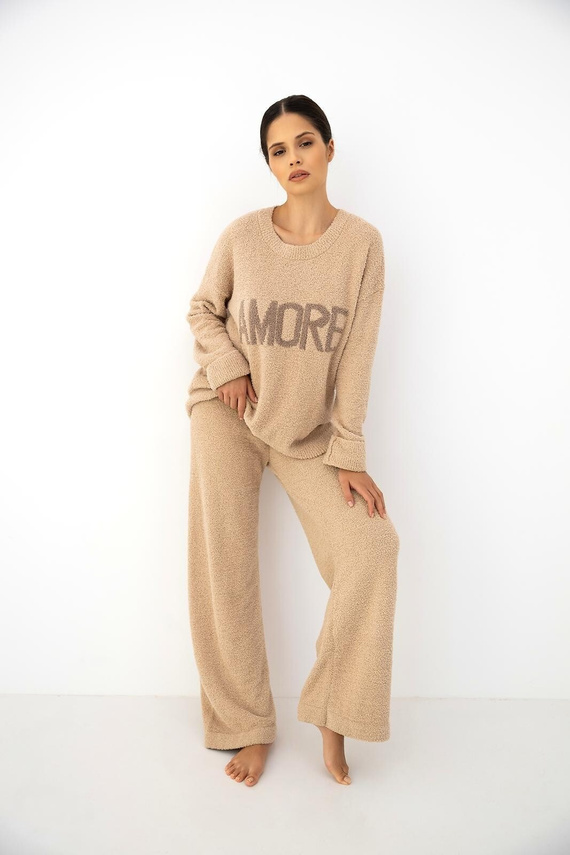 Completo donna Zerina beige Sensis – morbido bouclé, scritta AMORE, pantaloni comodi