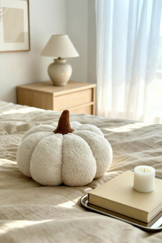 Cuscino decorativo a boucle di zucca Spod Igły i Nitki - bianco, decorazione autunnale e di Halloween