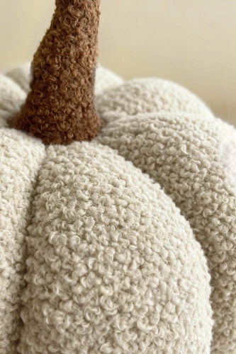 Cuscino decorativo a bouclè di zucca Spod Igły i Nitki - beige, decorazione autunnale e di Halloween
