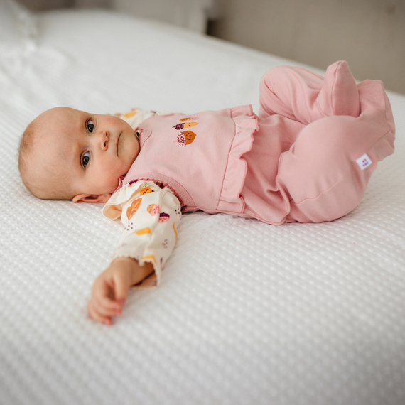 Tutina per neonati Fluffy Tails Eevi - rosa, cotone