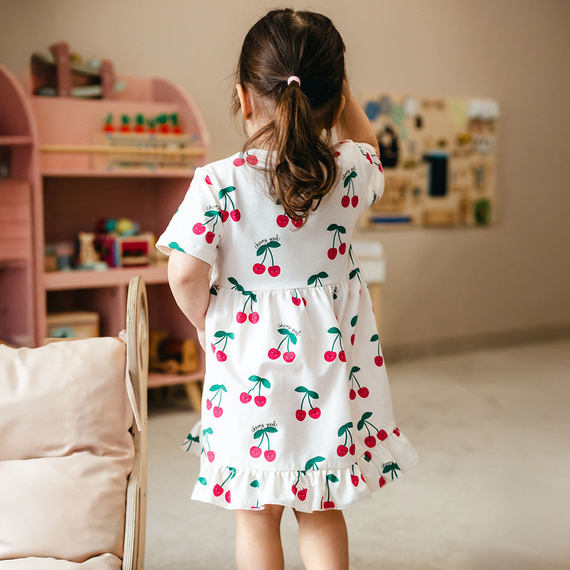 Abito per bambina ecru con ciliegie Cherry Eevi – morbido, comodo, ideale per primavera e estate