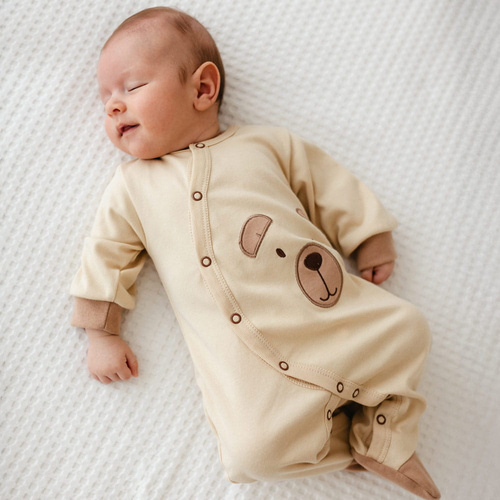Pigiama per bebè Beary Cool Eevi - ecrù, cotone, ricamo orsetto, con piedini