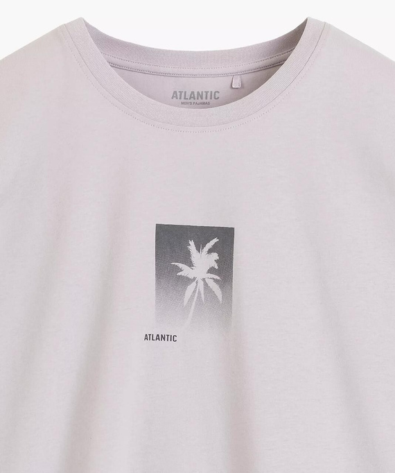 Pigiama uomo estivo in 100% cotone con morbido effetto peach. T-shirt a manica corta con scollo rotondo e pantaloncini ampi con vita regolabile e tasche. Ideale per dormire e rilassarsi a casa. Acquista online.