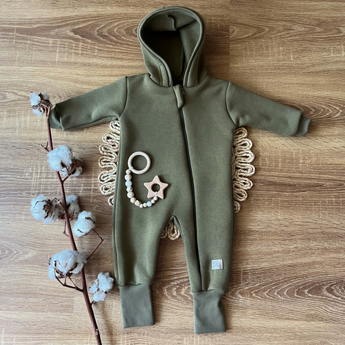 Kombinezon dresowy niemowlęcy KS106 Mamatti senza piedini con cappuccio in cotone khaki