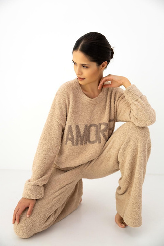 Completo donna Zerina beige Sensis – morbido bouclé, scritta AMORE, pantaloni comodi