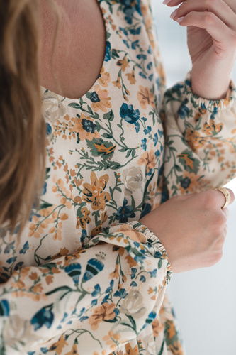 Lovely Dress Midi Milk&Love, abito premaman e da allattamento beige a fiori in lino, taglio elegante con cerniere da allattamento