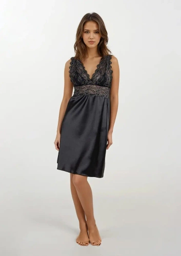 Sottoveste Bea Satin di Dkaren - nera con top in pizzo, sensuale ed elegante