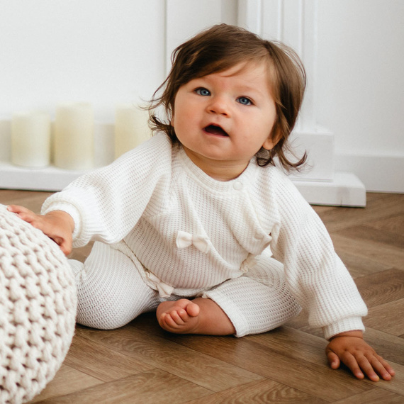 Fluffy Tails Eevi- maglione ecru per bambina con fiocchi e nervature