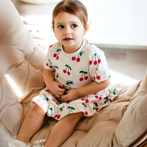 Abito per bambina ecru con ciliegie Cherry Eevi – morbido, comodo, ideale per primavera e estate