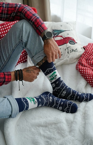 1290-030 Calze natalizie da uomo Milena blu navy 02 - Auto con albero di Natale, cotone