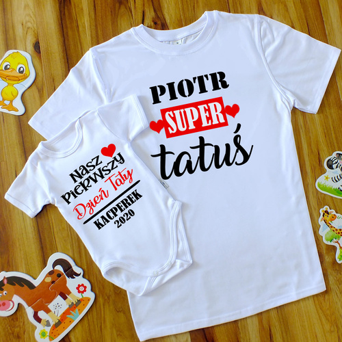 SKU N052TS-1 Set "Our FIRST Father's Day + Super Dad with name" - Body + T-shirt da uomo Moocha, personalizzati, in cotone, regalo perfetto per la festa del papà.