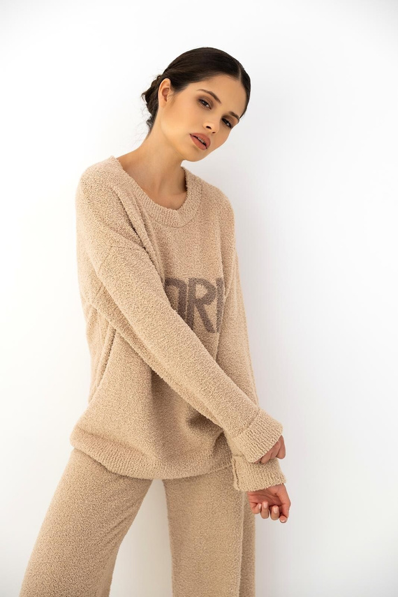 Completo donna Zerina beige Sensis – morbido bouclé, scritta AMORE, pantaloni comodi