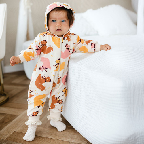 Tuta da ginnastica Fluffy Tails Eevi per bambini - ecru, con cappuccio e stampa autunnale