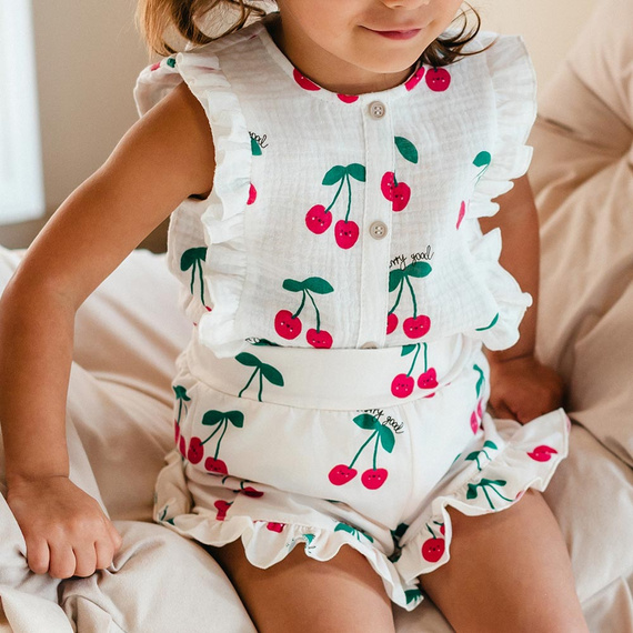 Pantaloncini per bambina Cherry Eevi con volant – morbidi, elastici, 95% cotone, 5% elastan