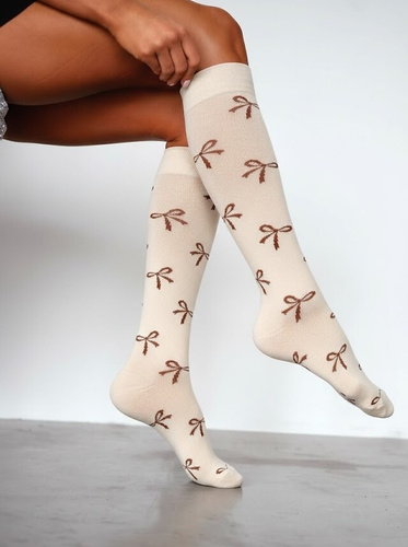 Calzettoni da donna Milena 0248-016 ecrù - in cotone, morbidi, non pressurizzati, con motivo a fiocco, comodi da indossare tutti i giorni