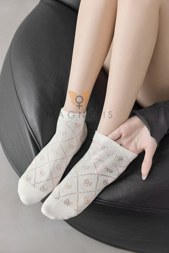 Calzini invisibili donna Magnetis CC-251102 in cotone ecru con motivo delicato
