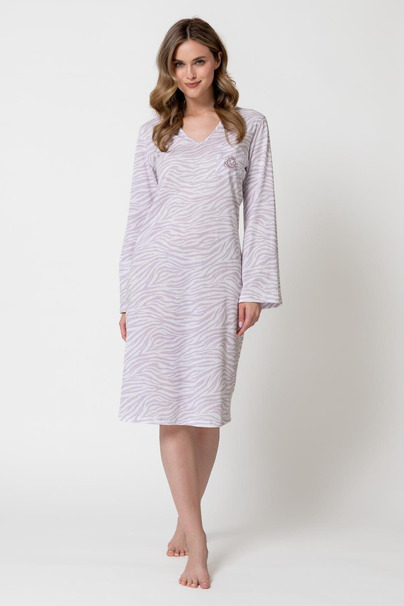 Camicia donna - cotone di alta qualità con fantasia - scollo a V rifinito con bordo uniforme - taschino sul petto con stampa delicata - manica lunga - lunghezza sotto il ginocchio Composizione: 100% cotone