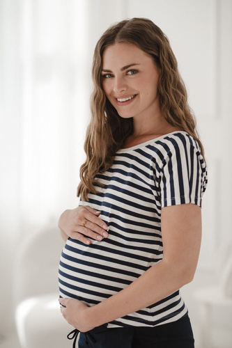 Camicetta per gravidanza e allattamento Two Ways - manica corta, comoda Milk&Love a righe bianche e blu navy