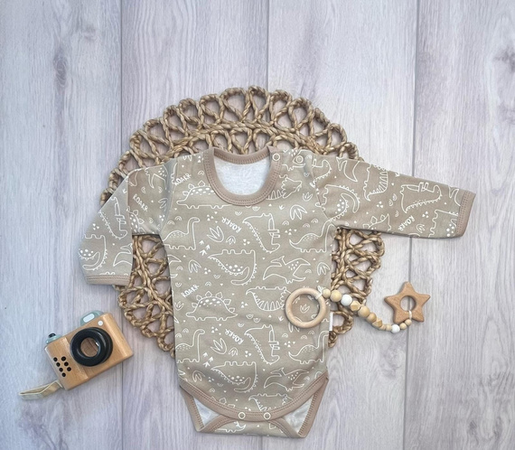 Body BK16526 Mamatti beige con dinosauri in cotone Body neonato