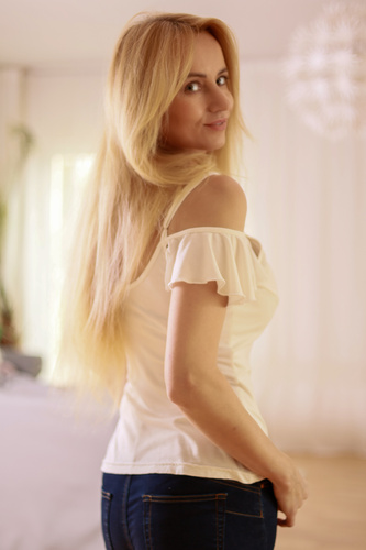 Vera Camicetta da donna Mirale - spalla scoperta, volant, viscosa - ecru