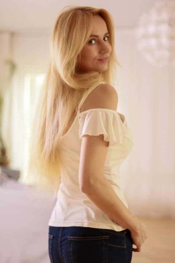 Vera Camicetta da donna Mirale - spalla scoperta, volant, viscosa - ecru