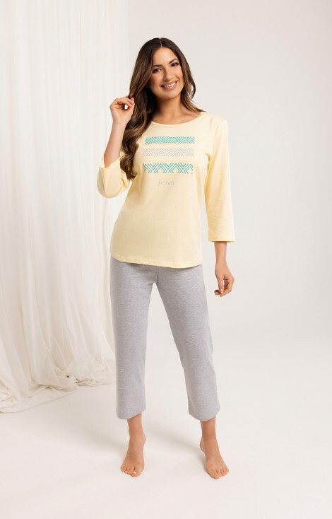 709 Pigiama da donna in cotone giallo - manica 3/4, pantalone 3/4, stampa a colori