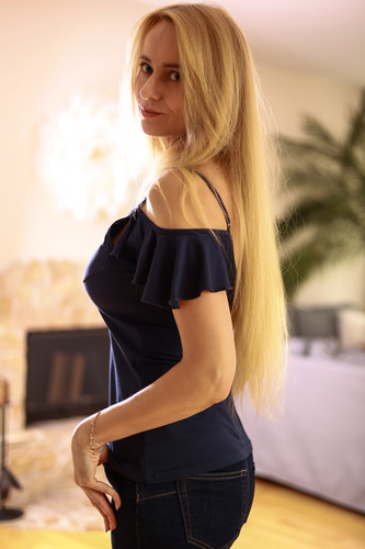 Vera Camicetta da donna Mirale - spalla scoperta, volant, viscosa - blu navy