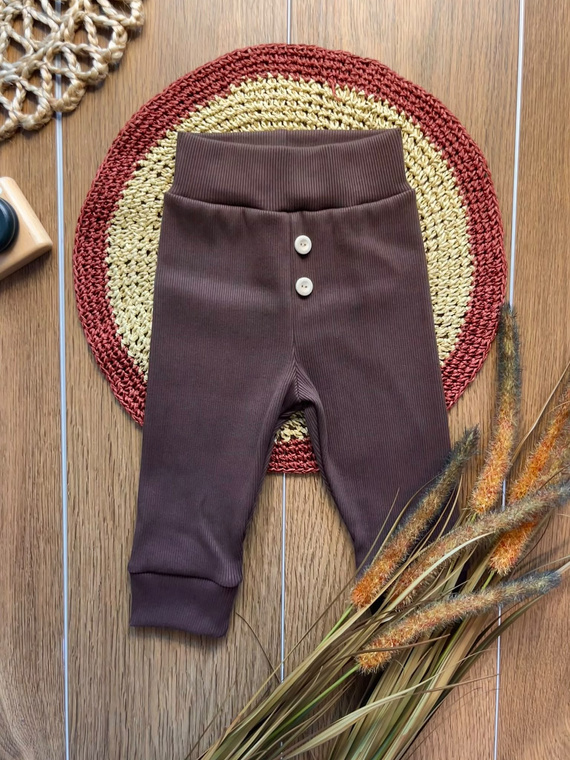 Leggings da bambino LC018 in cotone a costine color cioccolato con bottoni in legno