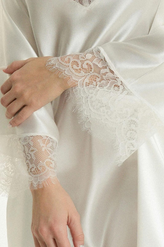Accappatoio Ava 006/1 Whisper White in raso pizzo bianco da sposa
