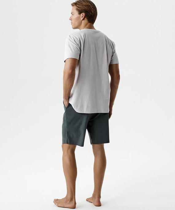 Pigiama uomo estivo in 100% cotone con morbido effetto peach. T-shirt a manica corta con scollo rotondo e pantaloncini ampi con vita regolabile e tasche. Ideale per dormire e rilassarsi a casa. Acquista online.