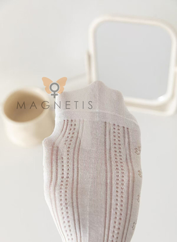 Calzini invisibili donna Magnetis CC-251102 in cotone ecru con motivo delicato