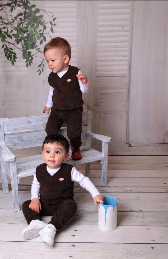 Completo bambino Jaś Bambarillo marrone – gilet a coste e pantaloni