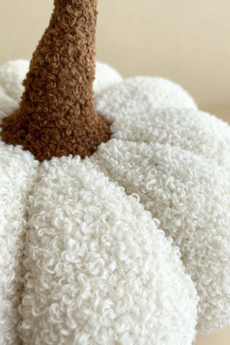 Cuscino decorativo a boucle di zucca Spod Igły i Nitki - bianco, decorazione autunnale e di Halloween