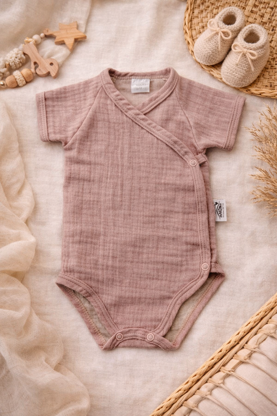 Body in mussola Just Muslin 03235KR Makoma rose- manica corta, busta, 100% cotone