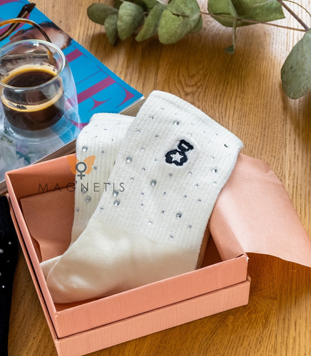 Calze Magnetis da donna YN5036 in cotone bianco, con motivo orsetto e zirconi