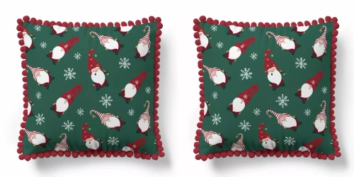 5383 Una federa decorativa natalizia Christmas Deco Detexpol con gnomi e fiocchi di neve su sfondo verde - zip