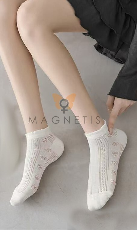 Calzini invisibili donna Magnetis CC-251102 in cotone ecru con motivo delicato