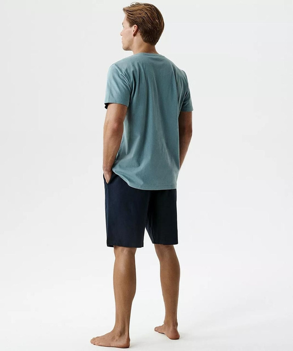 Pigiama uomo estivo in 100% cotone con morbido effetto peach. T-shirt a manica corta con scollo rotondo e pantaloncini ampi con vita regolabile e tasche. Ideale per dormire e rilassarsi a casa. Acquista online.