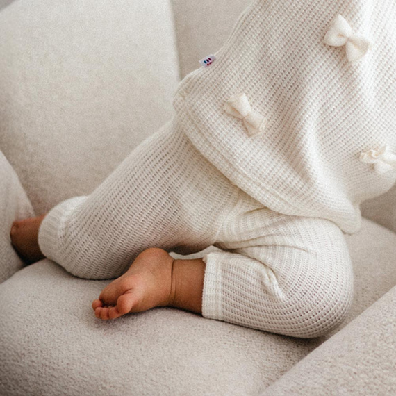 Leggings per neonati Fluffy Tails Eevi - maglione ecru, con fiocco in vita