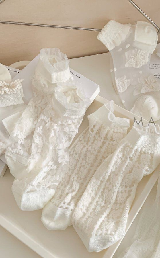 Calzini donna in cotone Magnetis CC-251106 ecru con motivo delicato